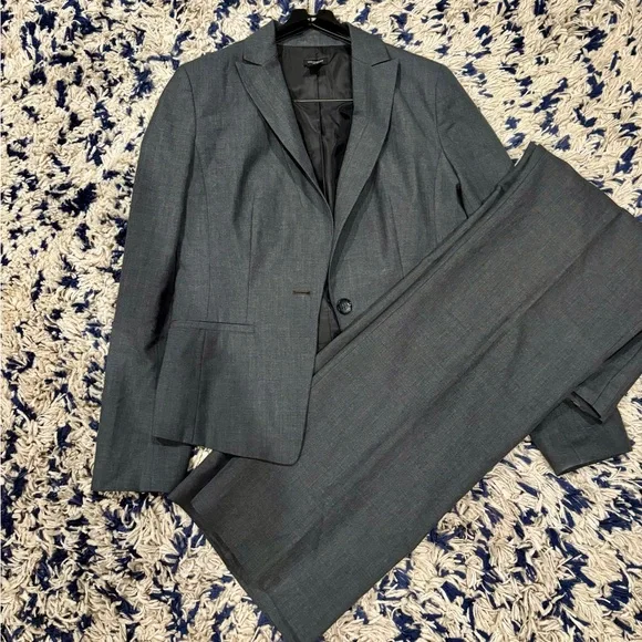 Ann Taylor signature 3 piece gray suit set - blazer (10), skirt and pants (8) - Picture 3 of 15